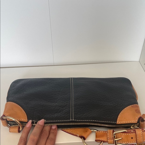 Black and Tan Leather Shoulder Bag - Picture 4 of 12